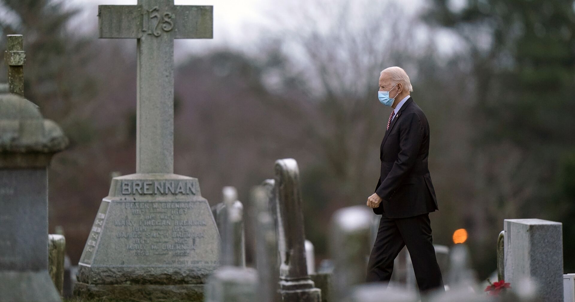 Избранный президент Джо Байден на кладбище в Уилмингтоне, Делавэр, США - ИноСМИ, 1920, 28.01.2021
