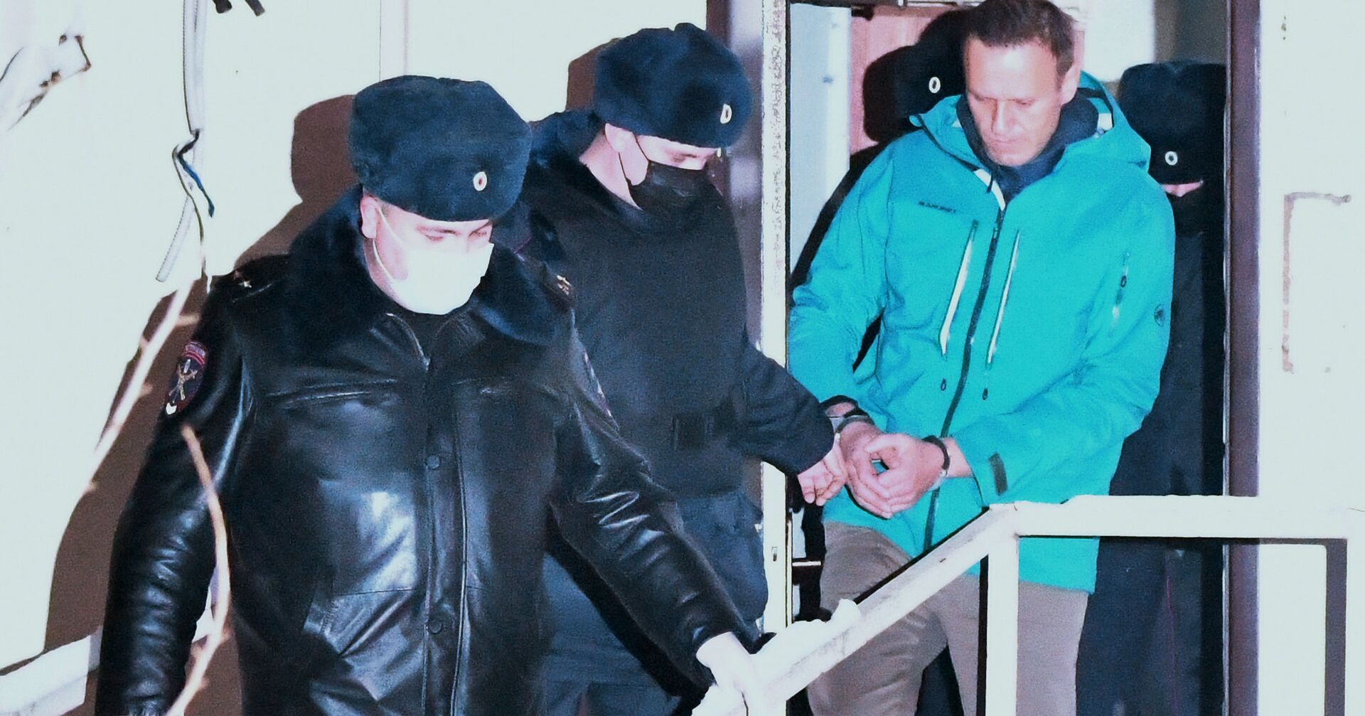 Сотрудники полиции выводят А. Навального из здания отдела полиции Управления МВД России по г. Химки, где прошел суд - ИноСМИ, 1920, 21.01.2021