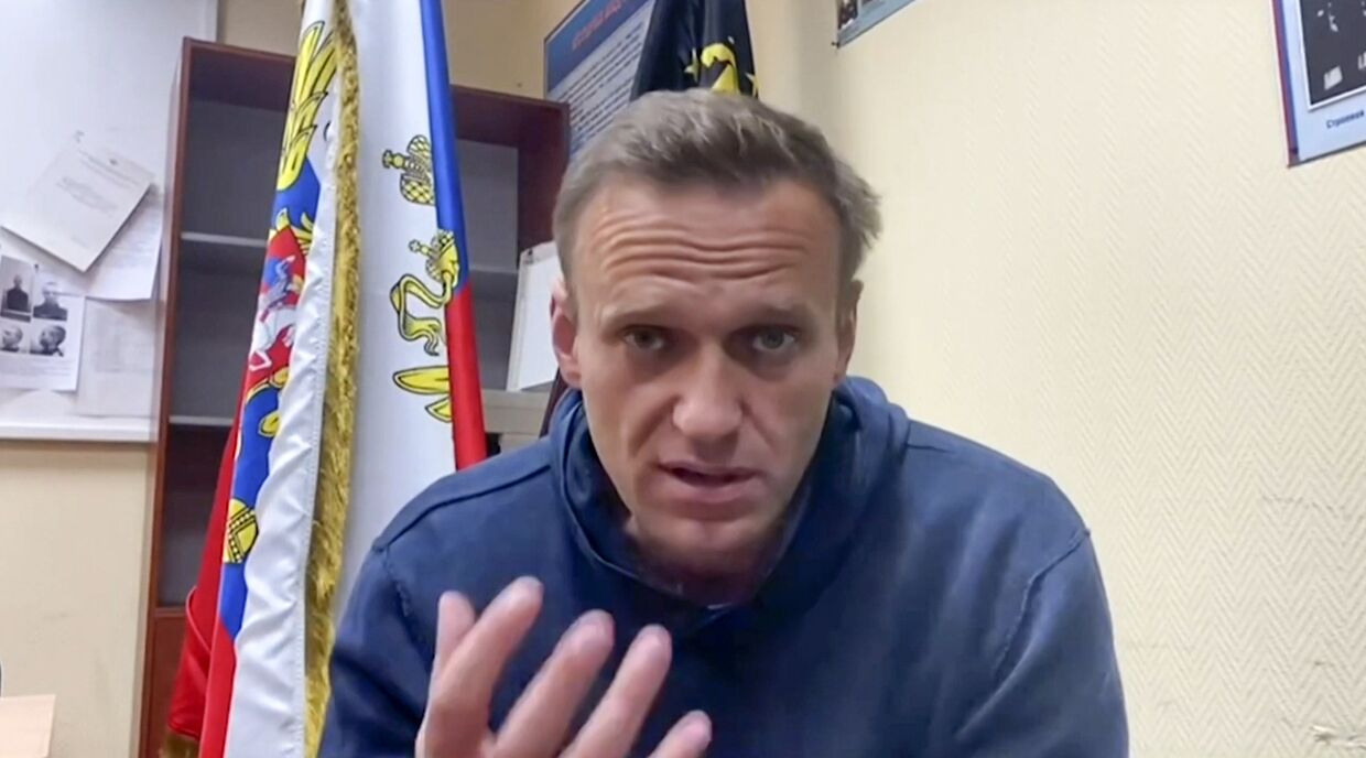Алексей Навальный в ожидании судебного заседания в полицейском участке в подмосковных Химках