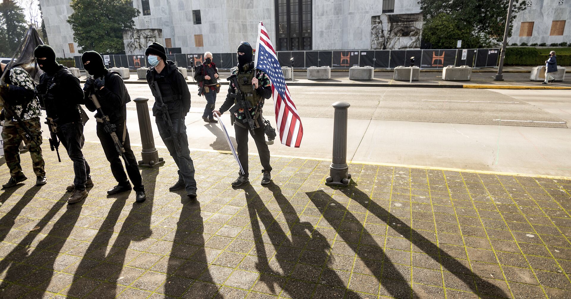 Вооруженные участники акции протеста в США - ИноСМИ, 1920, 22.01.2021