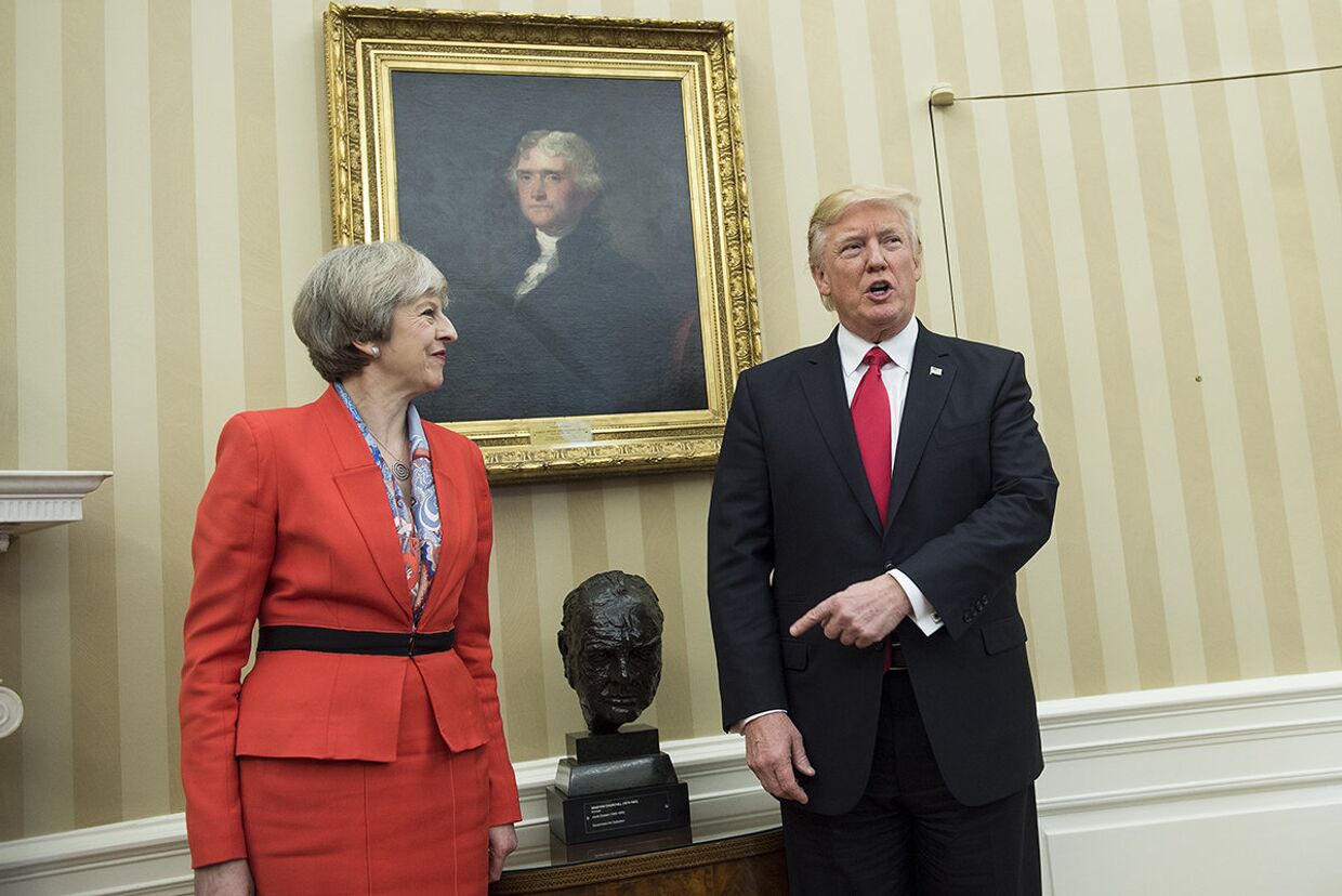 Премьер-министр Великобритании Тереза Мэй и президент США Дональд Трамп у бюста Уинстона Черчилля в Овальном кабинете Белого дома