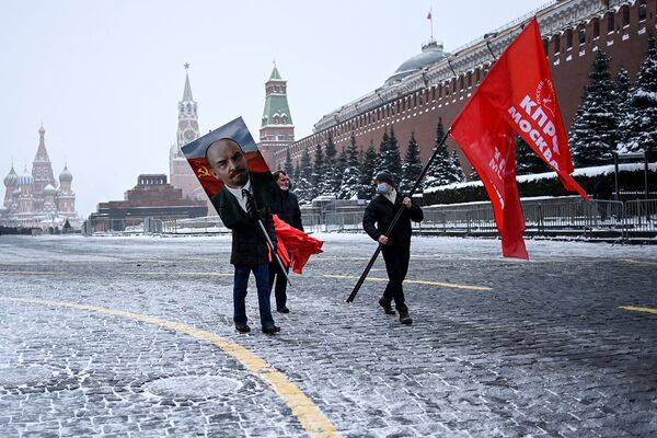 Сторонники КПРФ на церемонии возложения цветов к Мавзолею В. И. Ленина на Красной площади в Москве