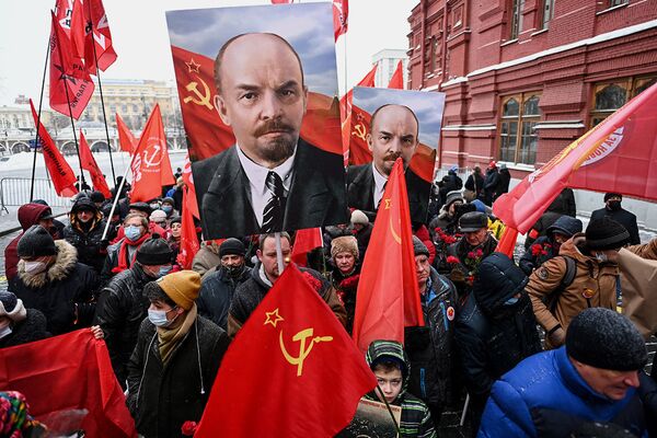 Сторонники Коммунистической партии России на пути к мавзолею Ленина