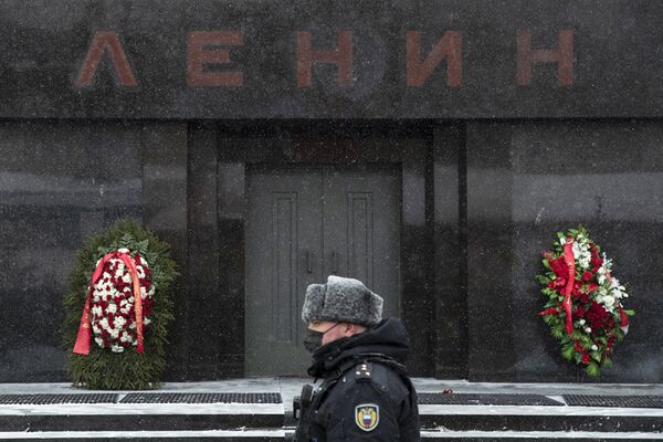 Венки, возложенные сторонниками Коммунистической партии у входа в мавзолей Ленина на Красной площади