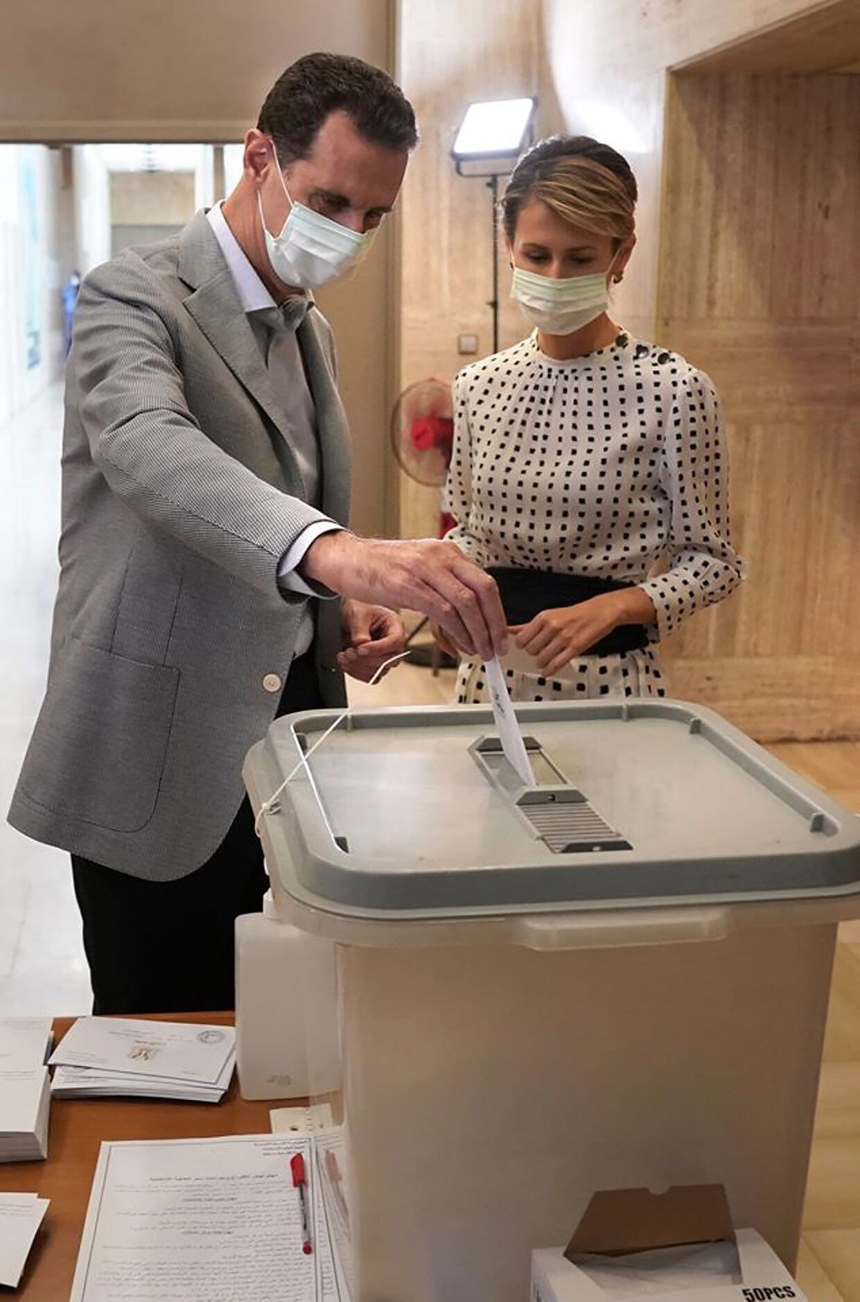 Президент Сирии Башар Асад с женой голосуют на избирательном пункте на парламентских выборах в Дамаске