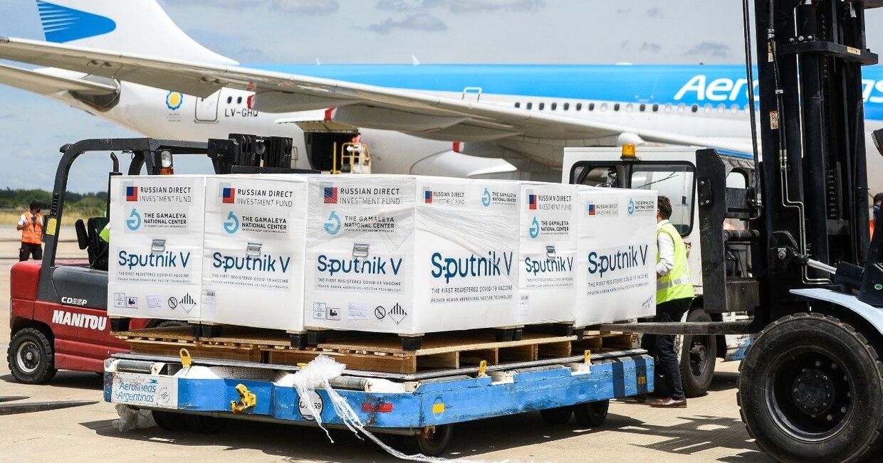 Самолет со второй партией российской вакцины «Спутник V» в аэропорту в Буэнос-Айреса