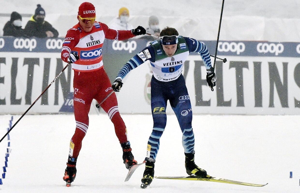 Финский лыжник Йони Мяки подрезает россиянина Александра Большунова