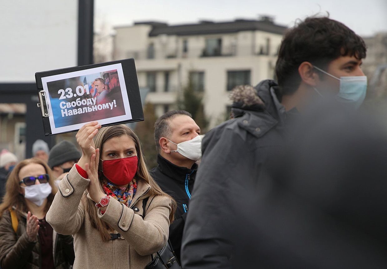 Участники митинга в поддержку Алексея Навального в Софии