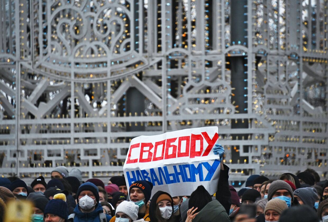 Участники несанкционированной акции сторонников Алексея Навального на Пушкинской площади в Москве