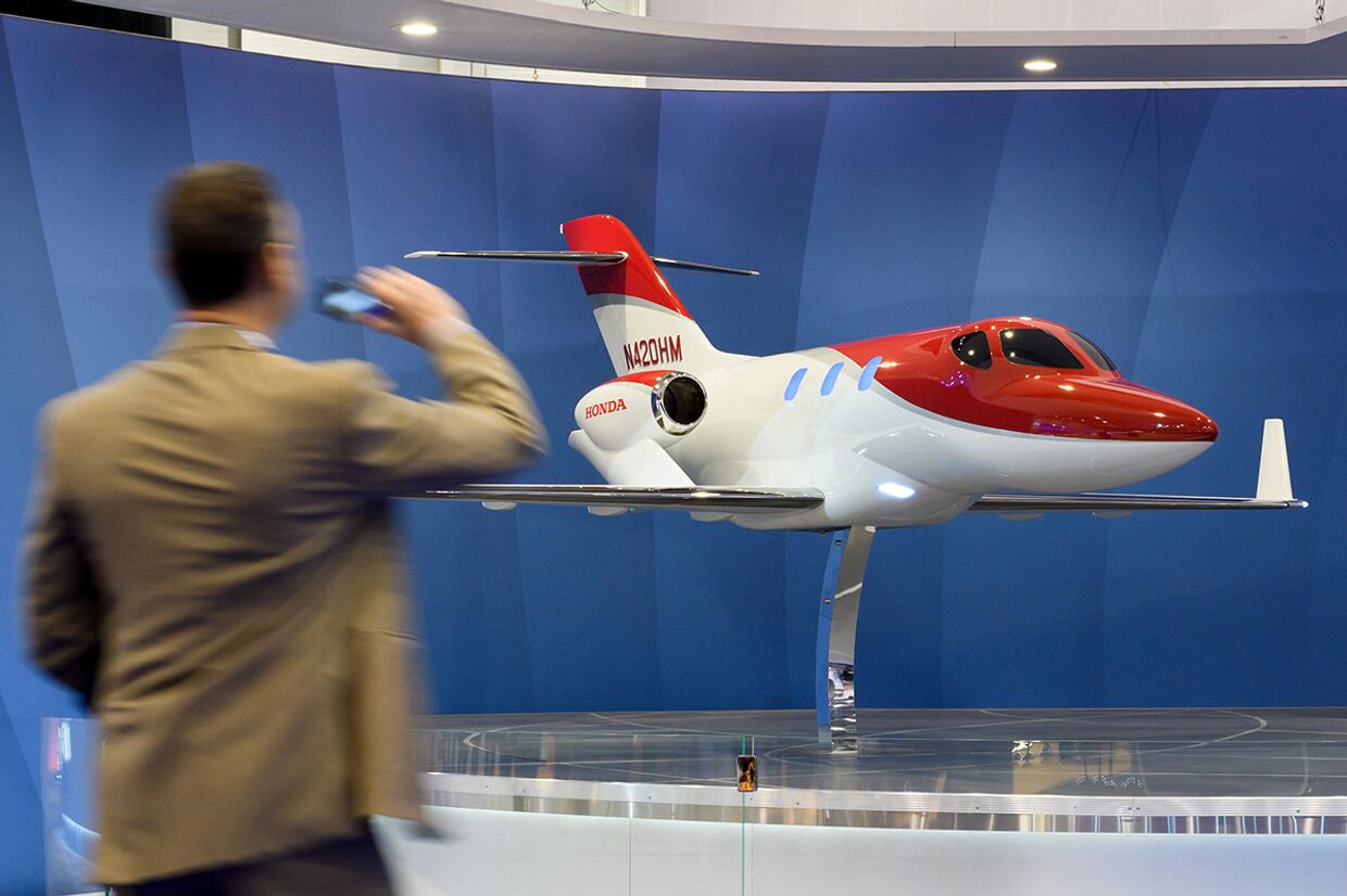 Реактивный двухмоторный самолёт HondaJet на выставке в Женеве