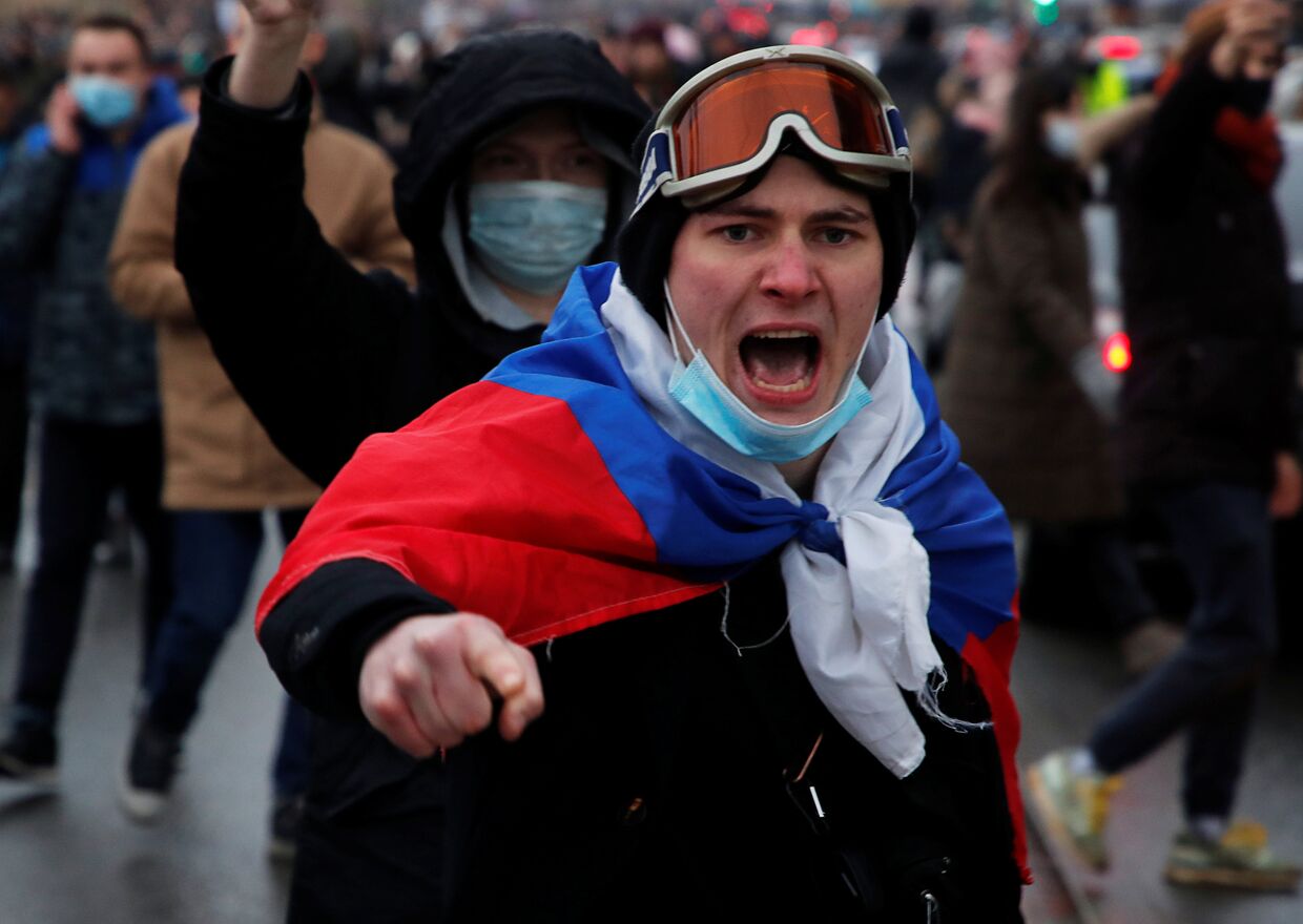 Сторонник Алексея Навального во время акции протеста в Санкт-Петербурге, Россия