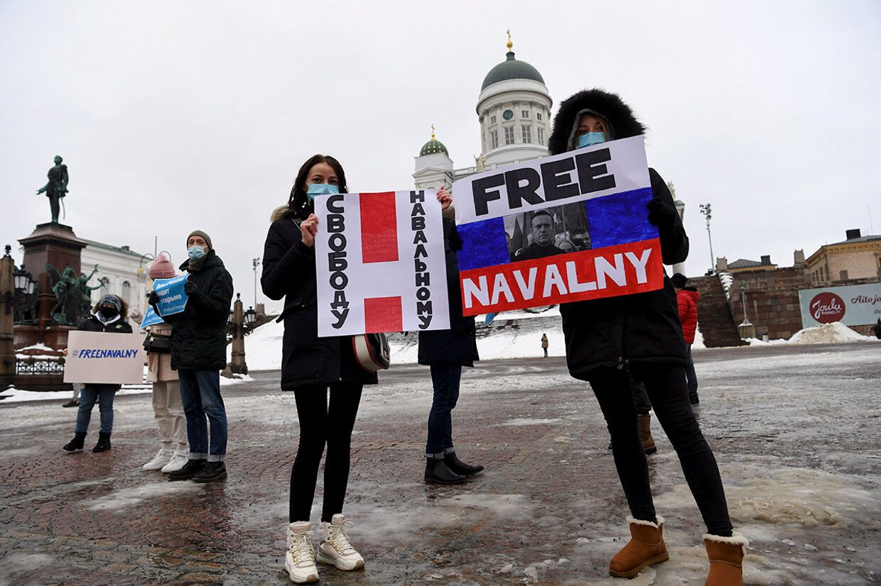 Участники акции в поддержку Алексея Навального в Хельсинки