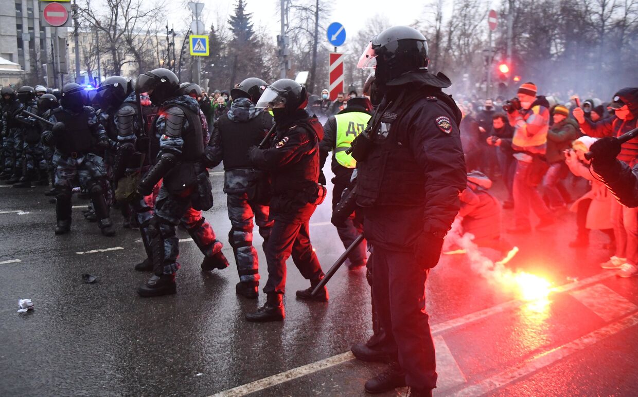 Сотрудники правоохранительных органов во время несанкционированной акции сторонников Алексея Навального в Москве