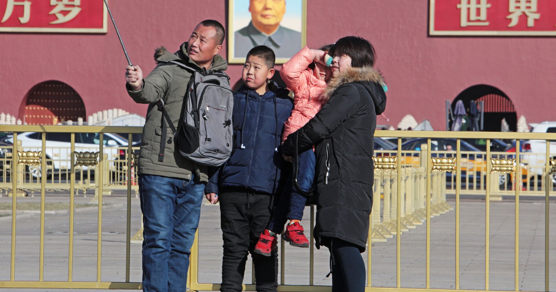 Семья фотографируется у портрета Мао Цзэдуна на центральной площади Пекина - Тяньаньмэнь - ИноСМИ, 1920, 28.01.2021