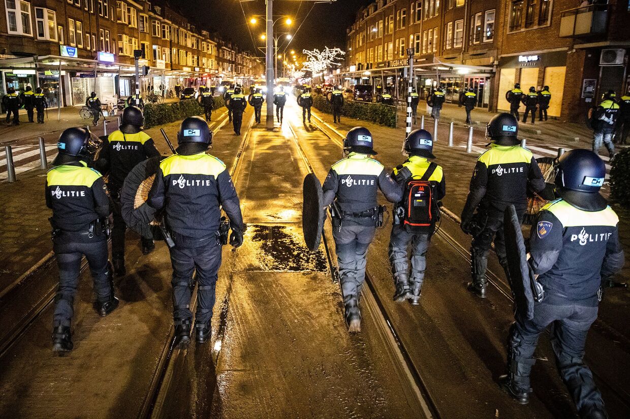 Голландские полицейские патрулируют улицы Роттердама