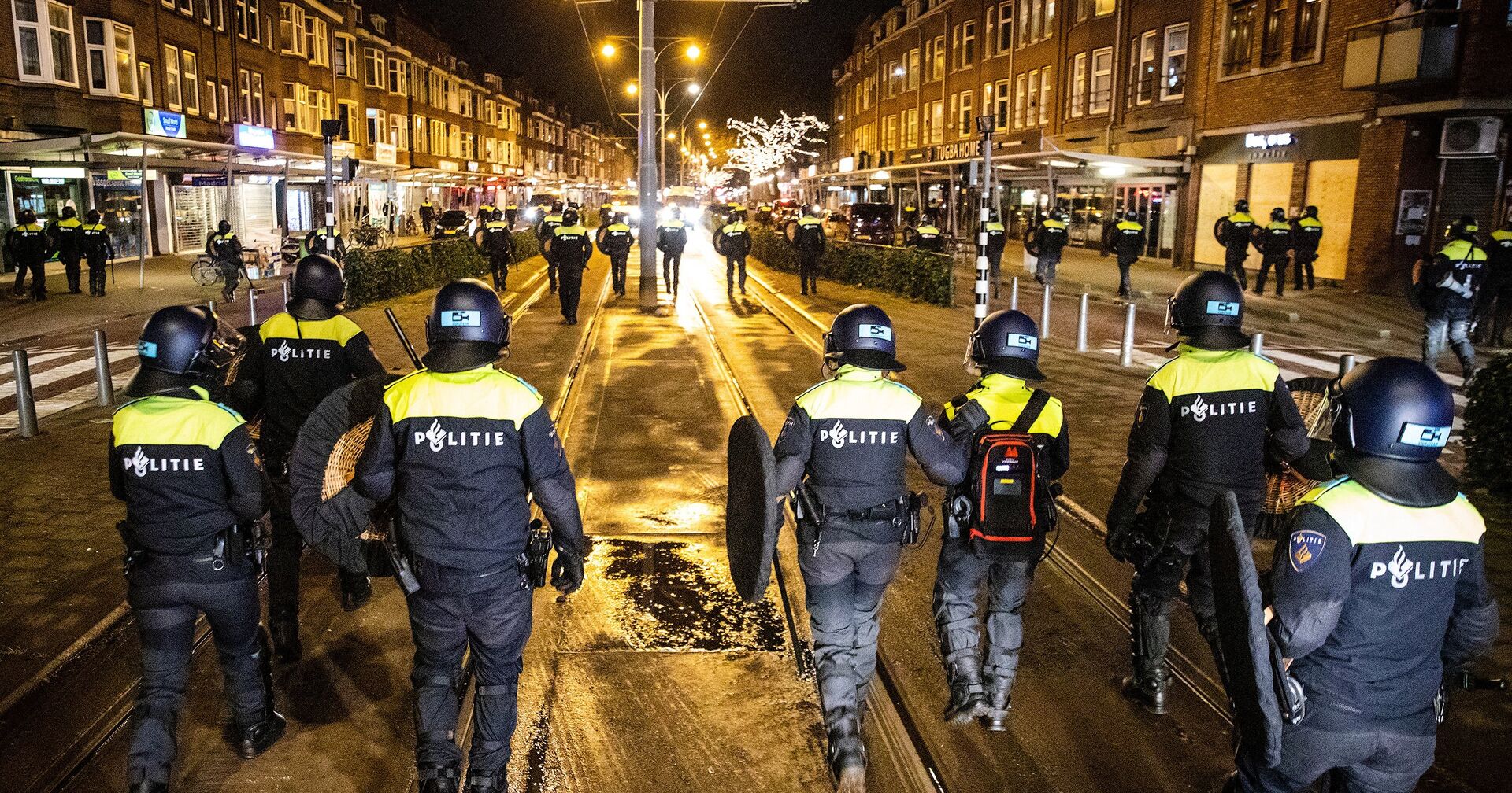 Голландские полицейские патрулируют улицы Роттердама - ИноСМИ, 1920, 29.01.2021