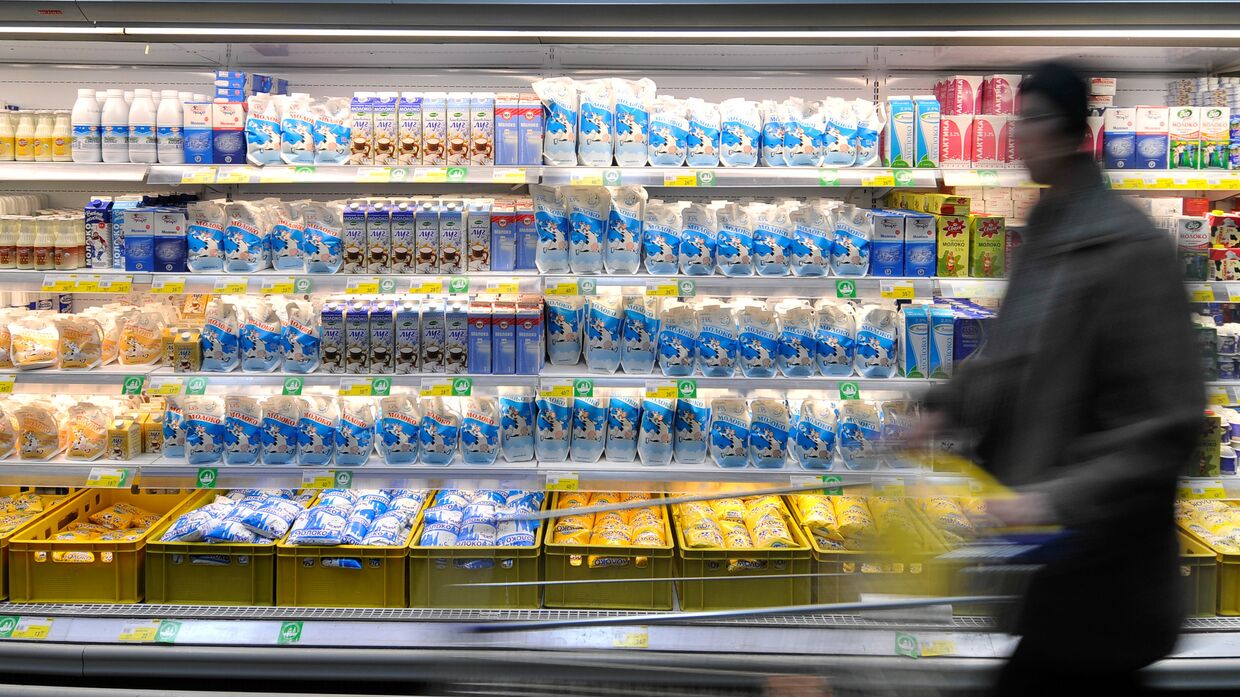 Продажа молока в магазине