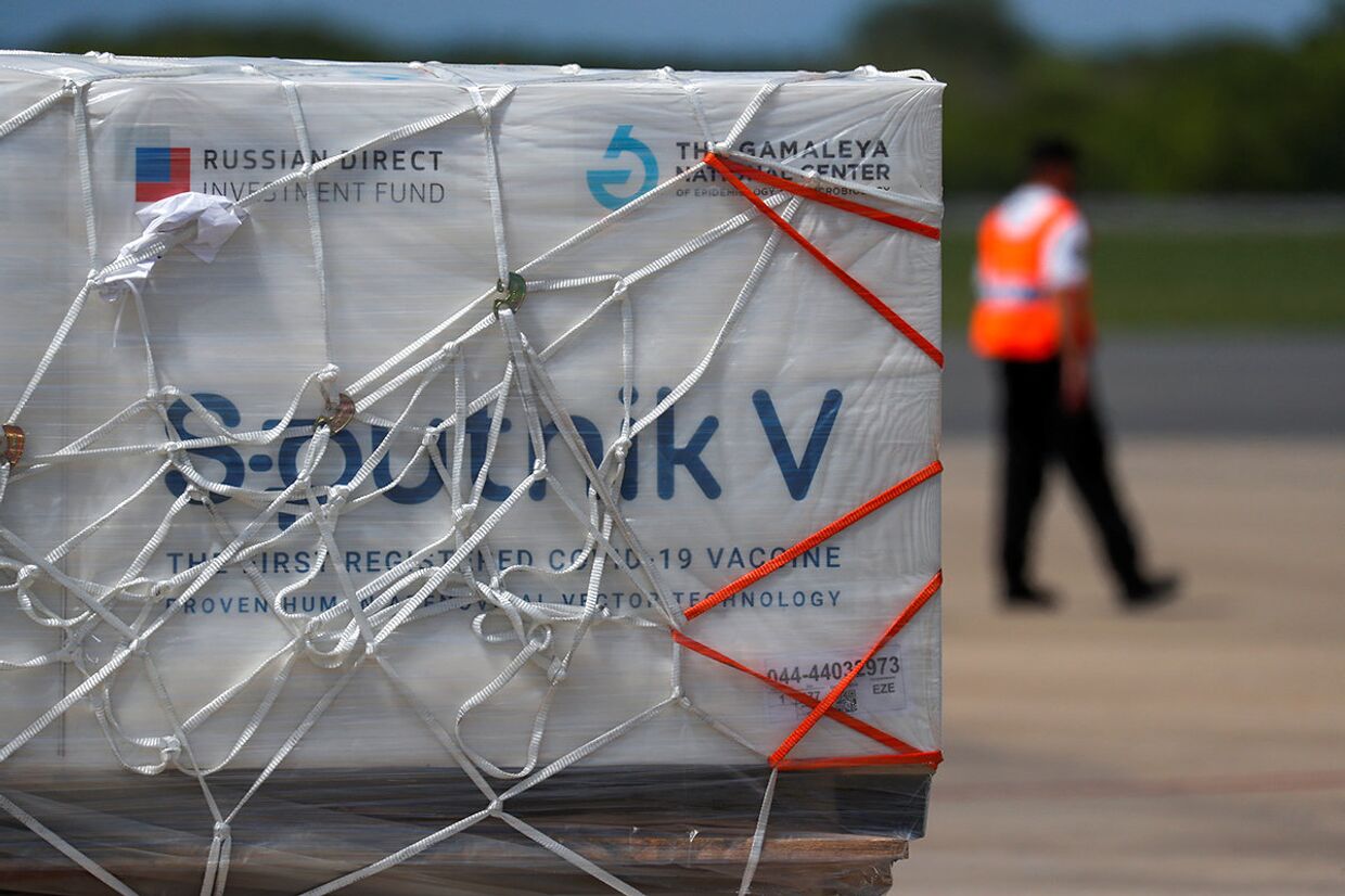 Самолет аргентинской авиакомпании Aerolineas Argentinas приземлился в Буэнос-Айресе с очередной партией российской вакцины от коронавируса Спутник V