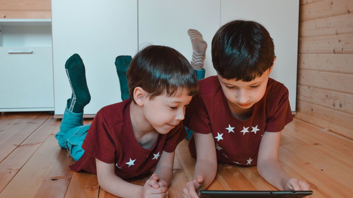 Дети играют в игру на планшетном компьютере