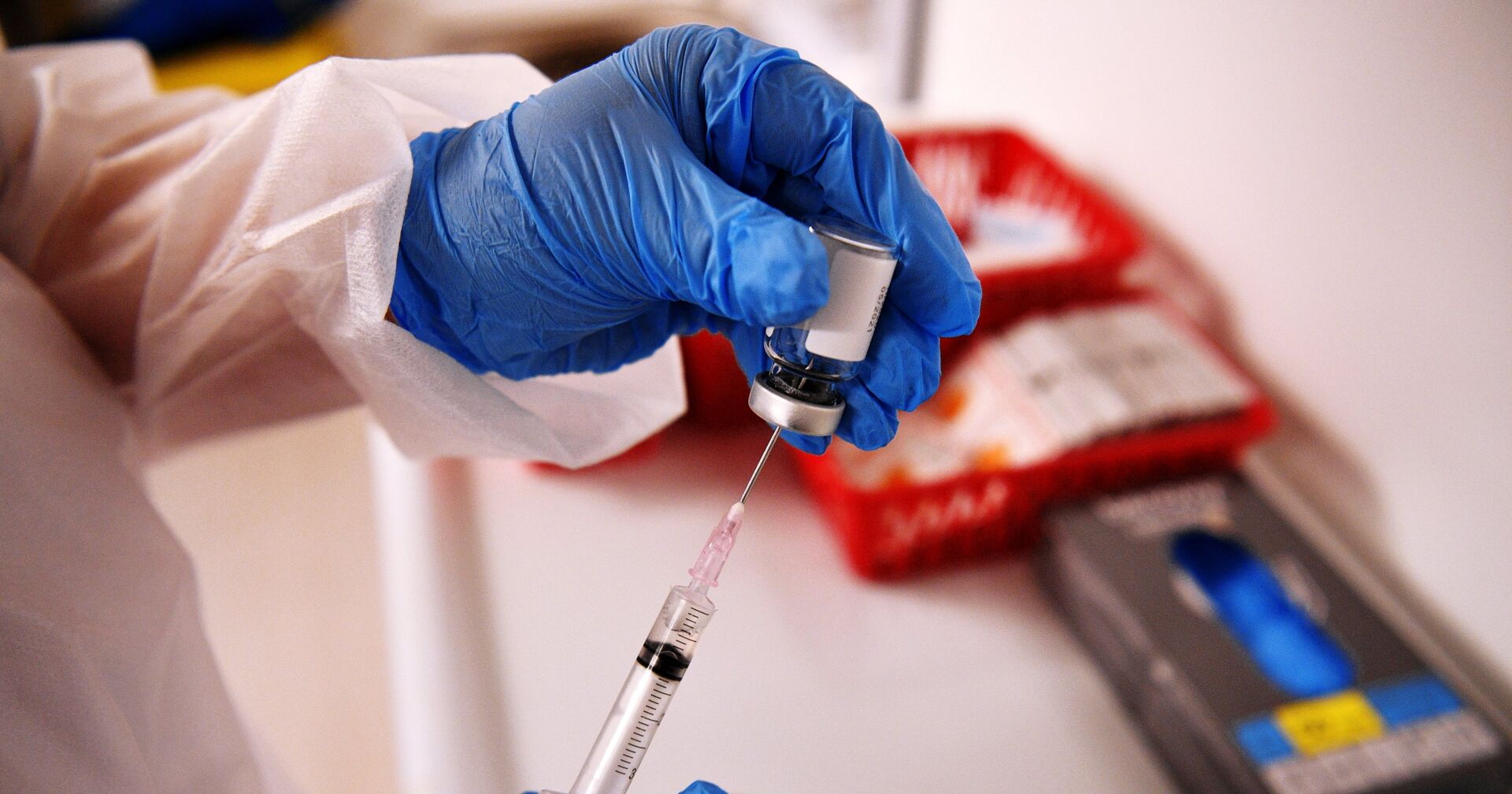 Медицинский сотрудник держит в руках вакцину «Спутник-V» - ИноСМИ, 1920, 01.03.2021