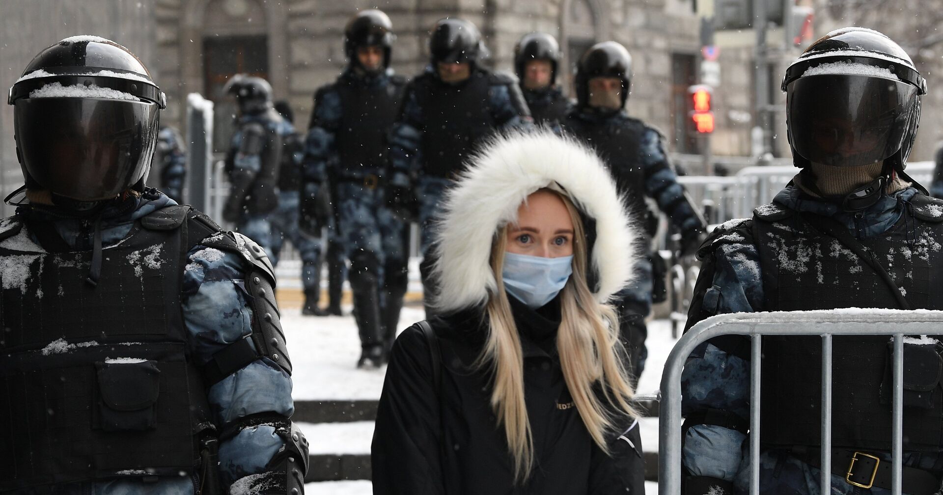 Жительница Москвы идет по Пушечной улице, огороженной сотрудниками правоохранительных органов перед началом несанкционированной акции сторонников Алексея Навального - ИноСМИ, 1920, 03.02.2021