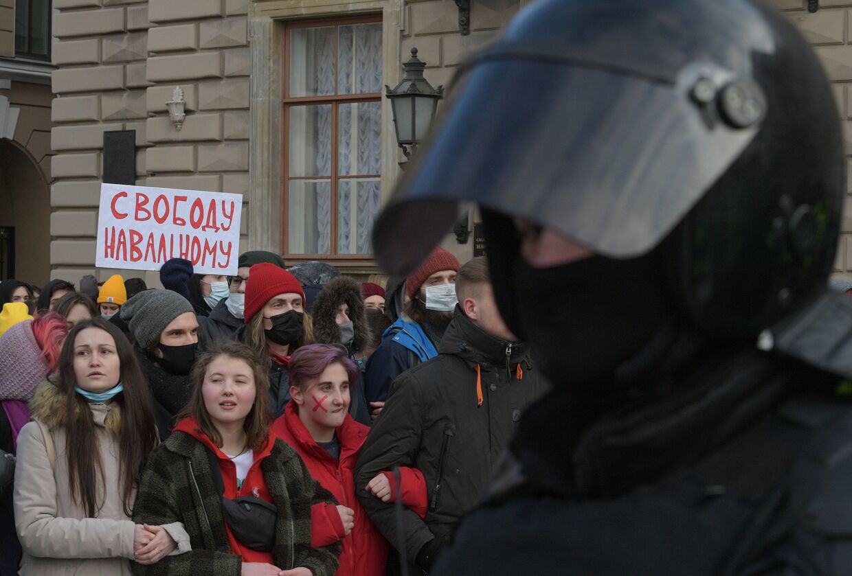 Участники несанкционированной акции сторонников Алексея Навального у здания Законодательного Собрания в Санкт-Петербурге