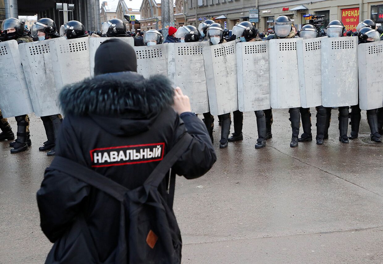 Участник несанкционированной акции сторонников Алексея Навального в Санкт-Петербурге
