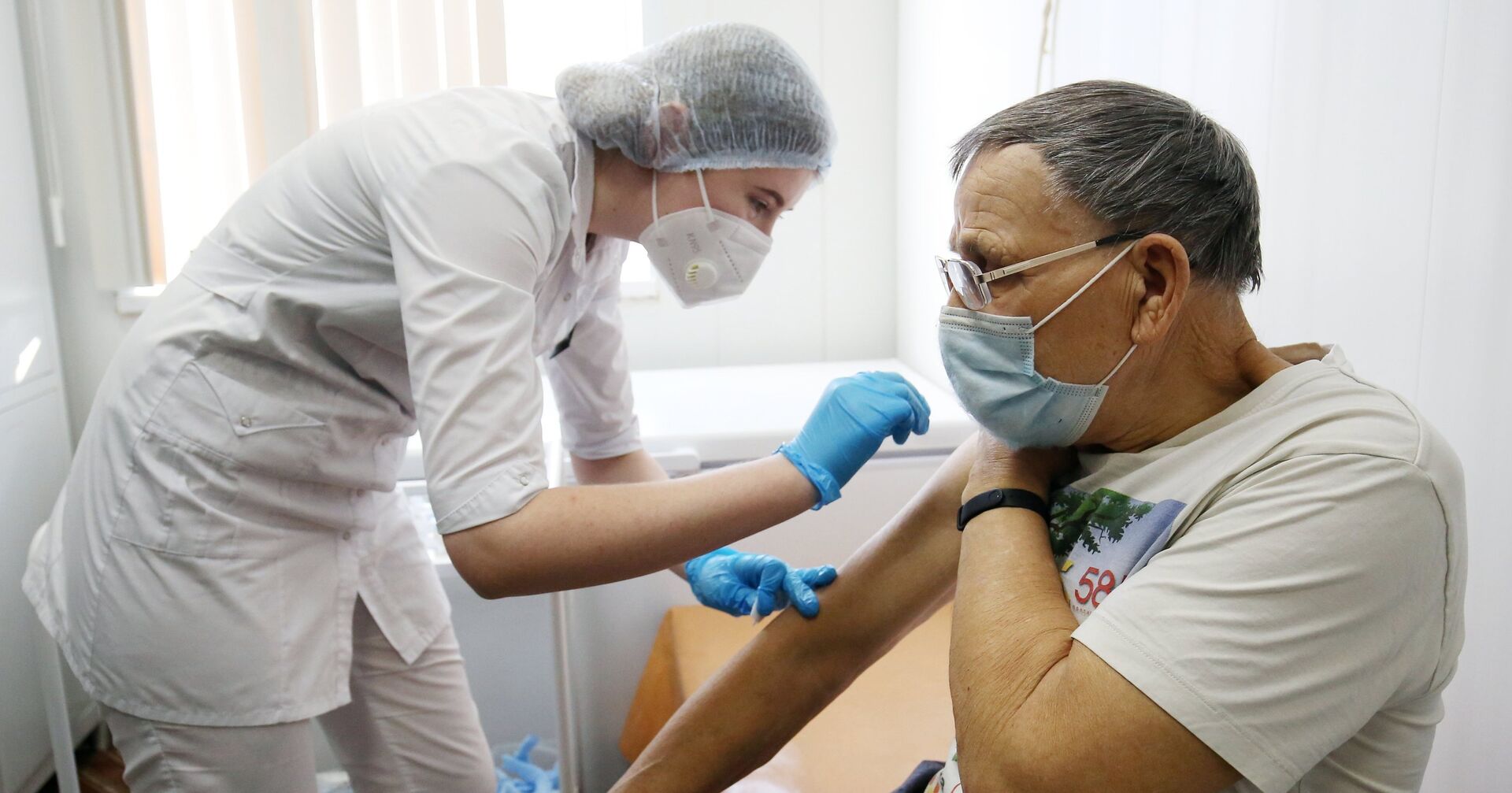 Медсестра делает прививку пациенту от коронавируса вакциной «Спутник-V» в районной больнице Волгограда - ИноСМИ, 1920, 09.03.2021