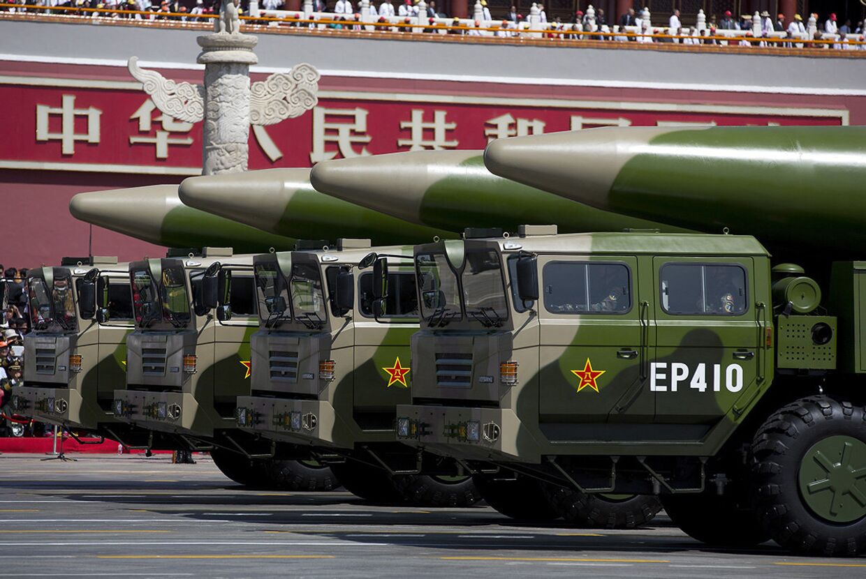 Китайские баллистические ракеты ДФ-26 (DF-26) во время военного парада на площади Тяньаньмэнь в Пекине