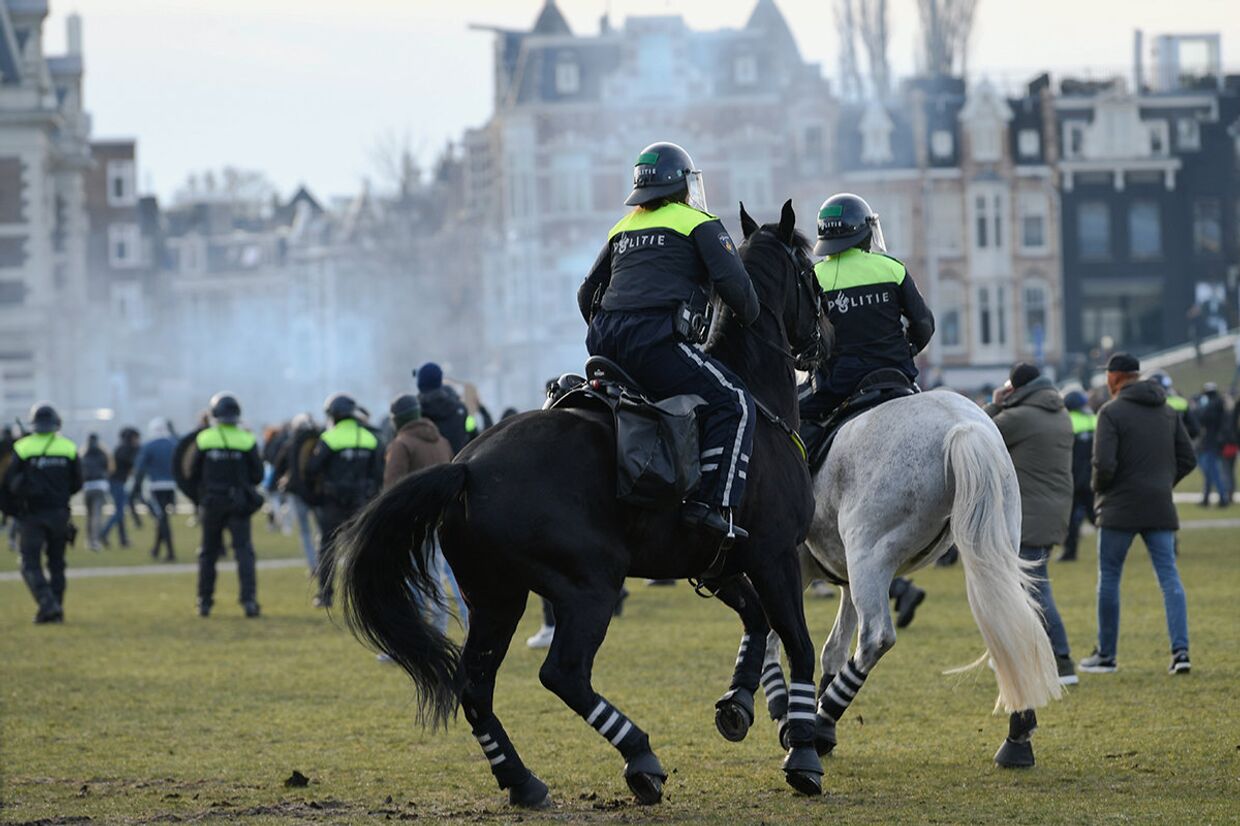 Полиция во время беспорядков в Амстердаме