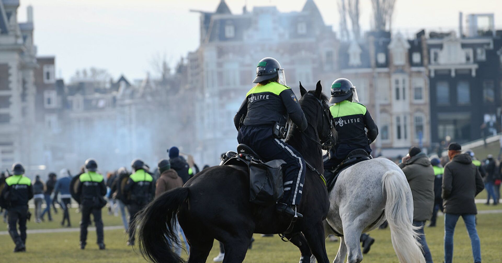 Полиция во время беспорядков в Амстердаме - ИноСМИ, 1920, 02.02.2021