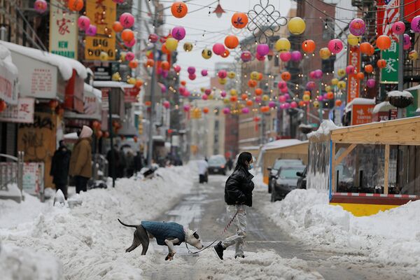 Последствия снегопада в китайском квартале Нью-Йорка