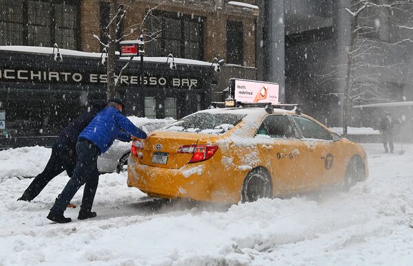Такси, застрявшее во время снежной бури в Нью-Йорке