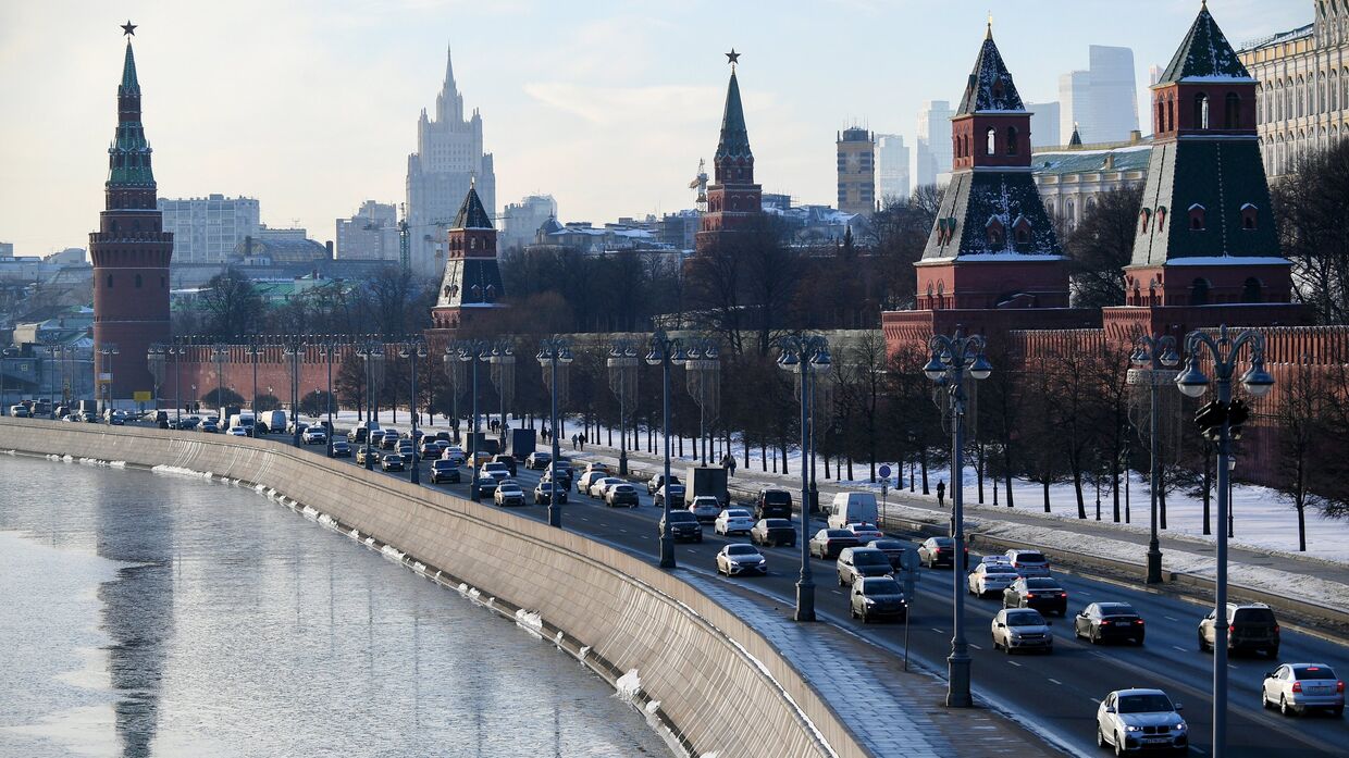 Кремлевская набережная в Москве