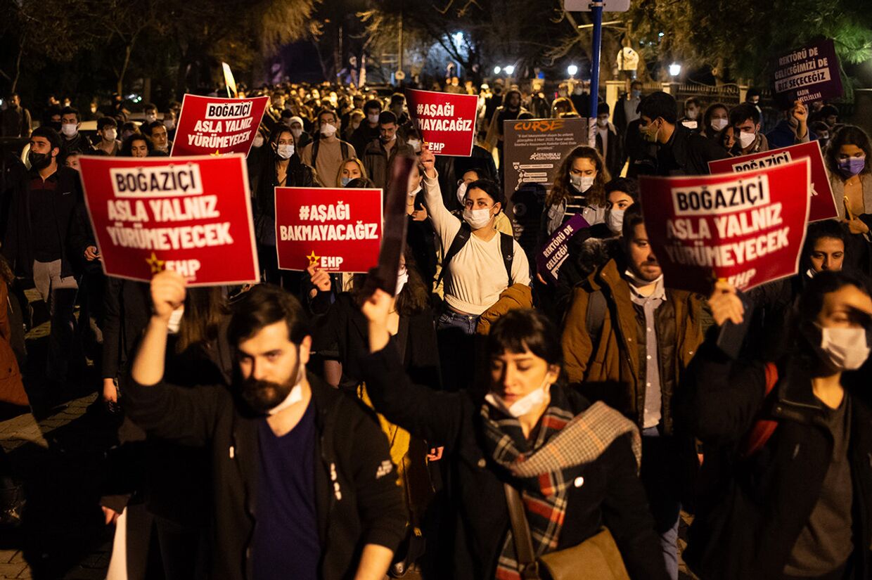 Студенты Босфорского университета во время акции протеста в Стамбуле