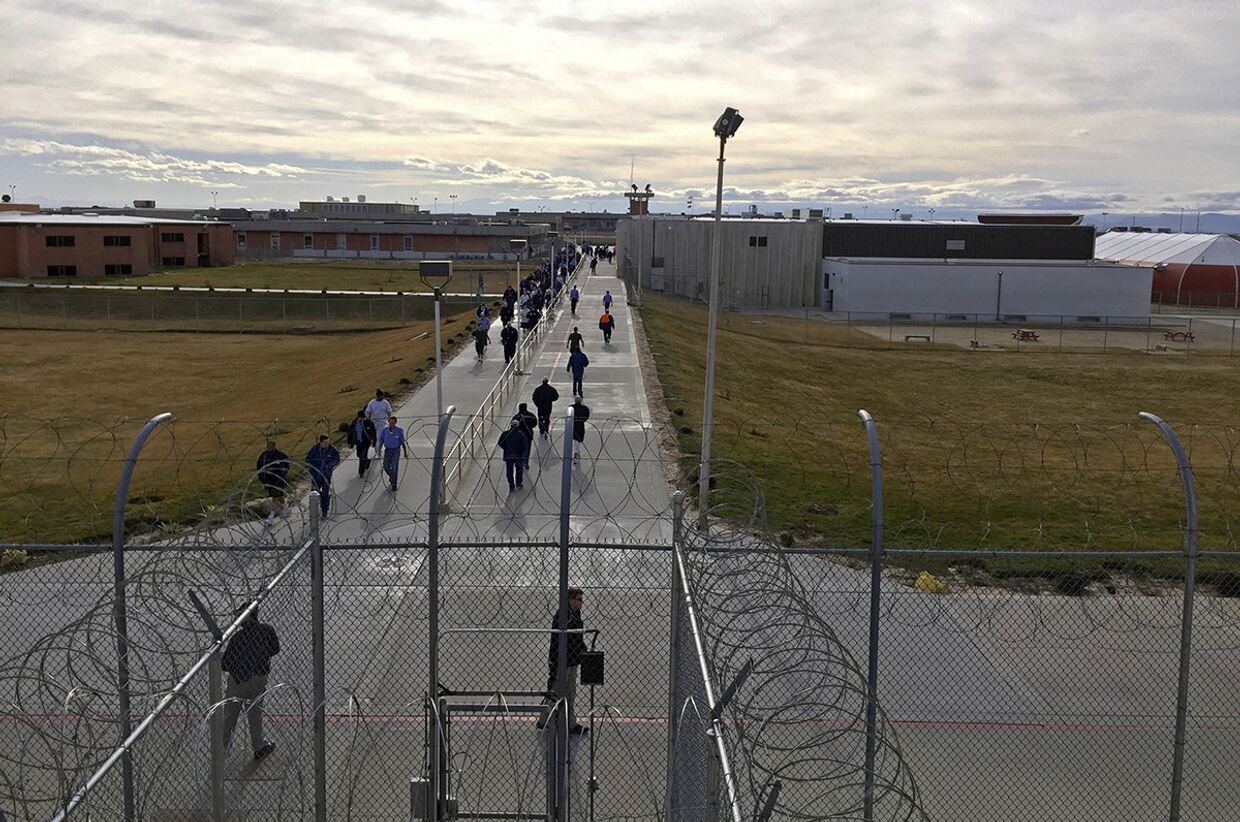 Заключенные во время прогулки на территории исправительного учреждения штата Айдахо в Куне, штат Айдахо