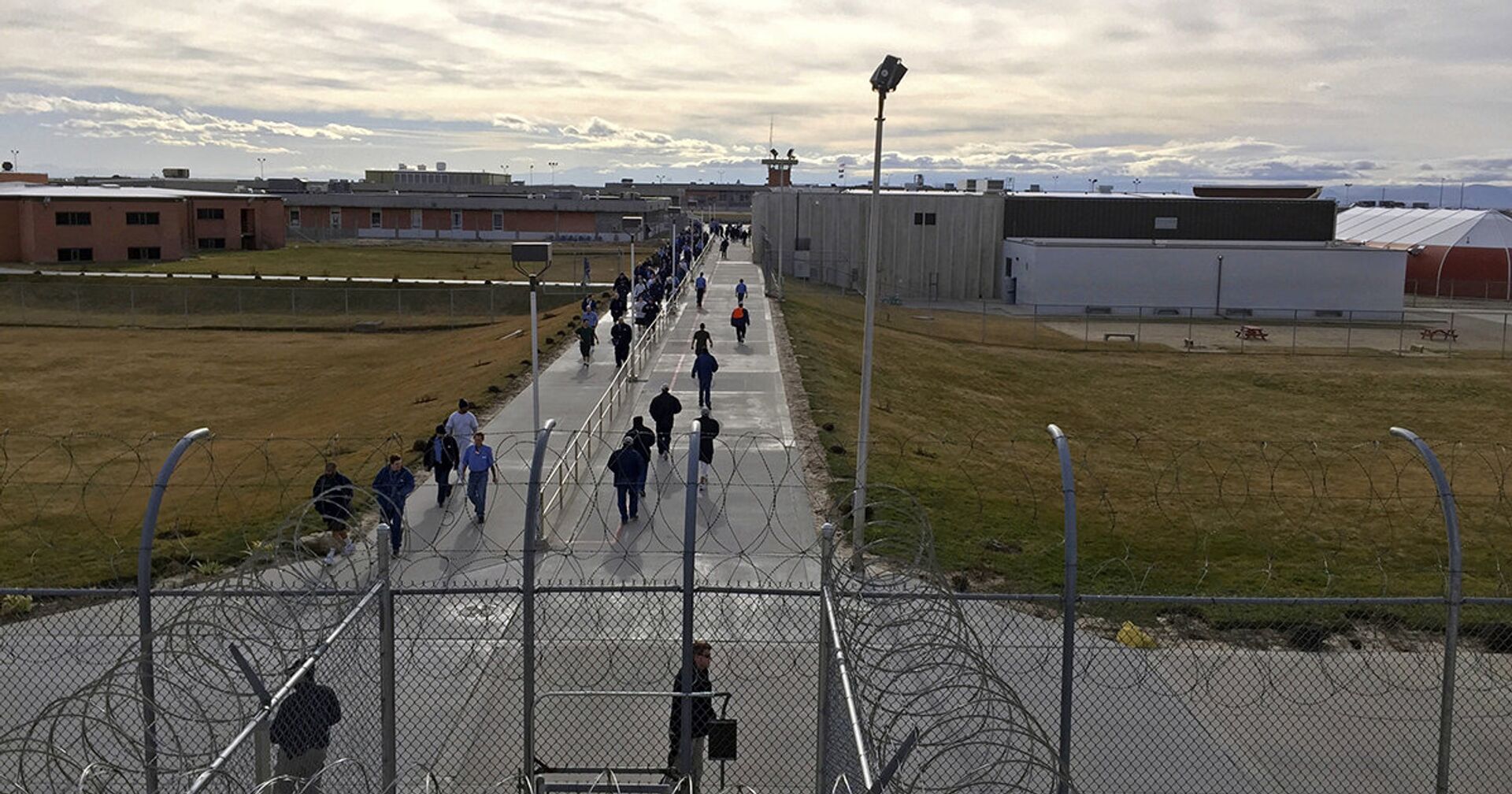 Заключенные во время прогулки на территории исправительного учреждения штата Айдахо в Куне, штат Айдахо - ИноСМИ, 1920, 07.02.2021