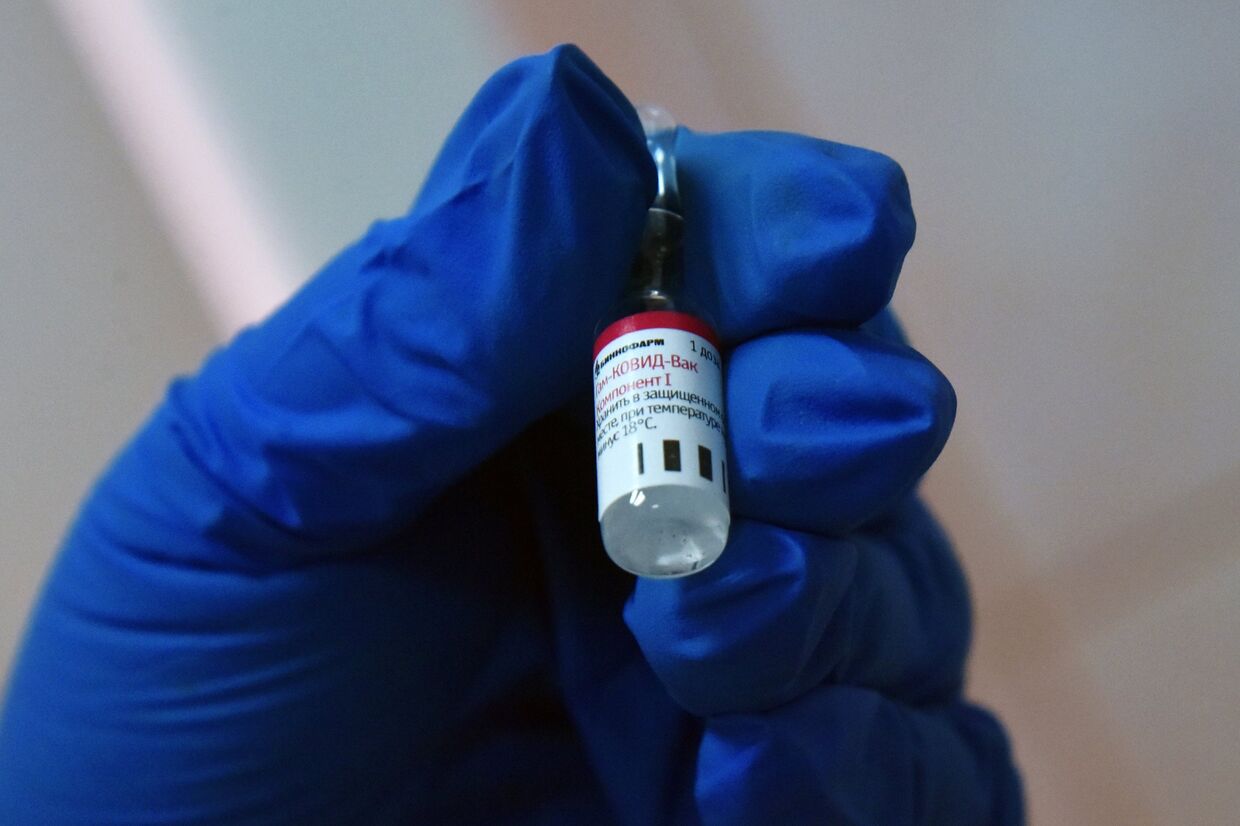 Медицинский работник держит в руке вакцину от COVID-19 Спутник-V