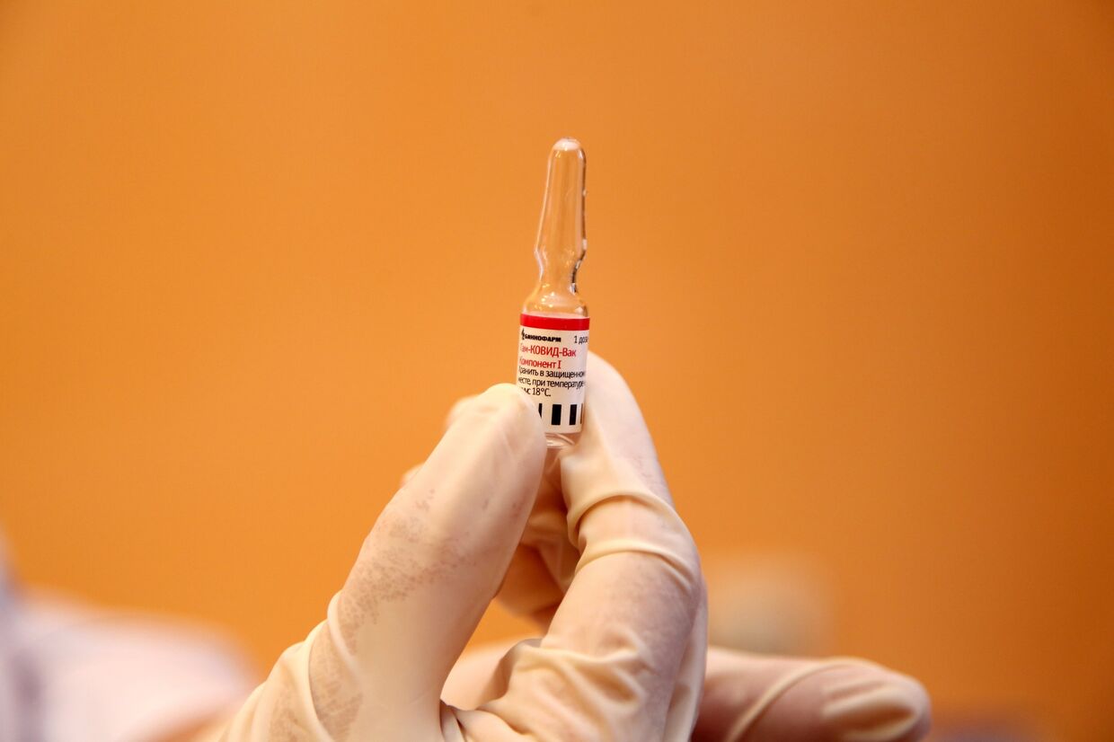 Медицинский работник держит в руке вакцину от COVID-19 Спутник-V (Гам-КОВИД-Вак)