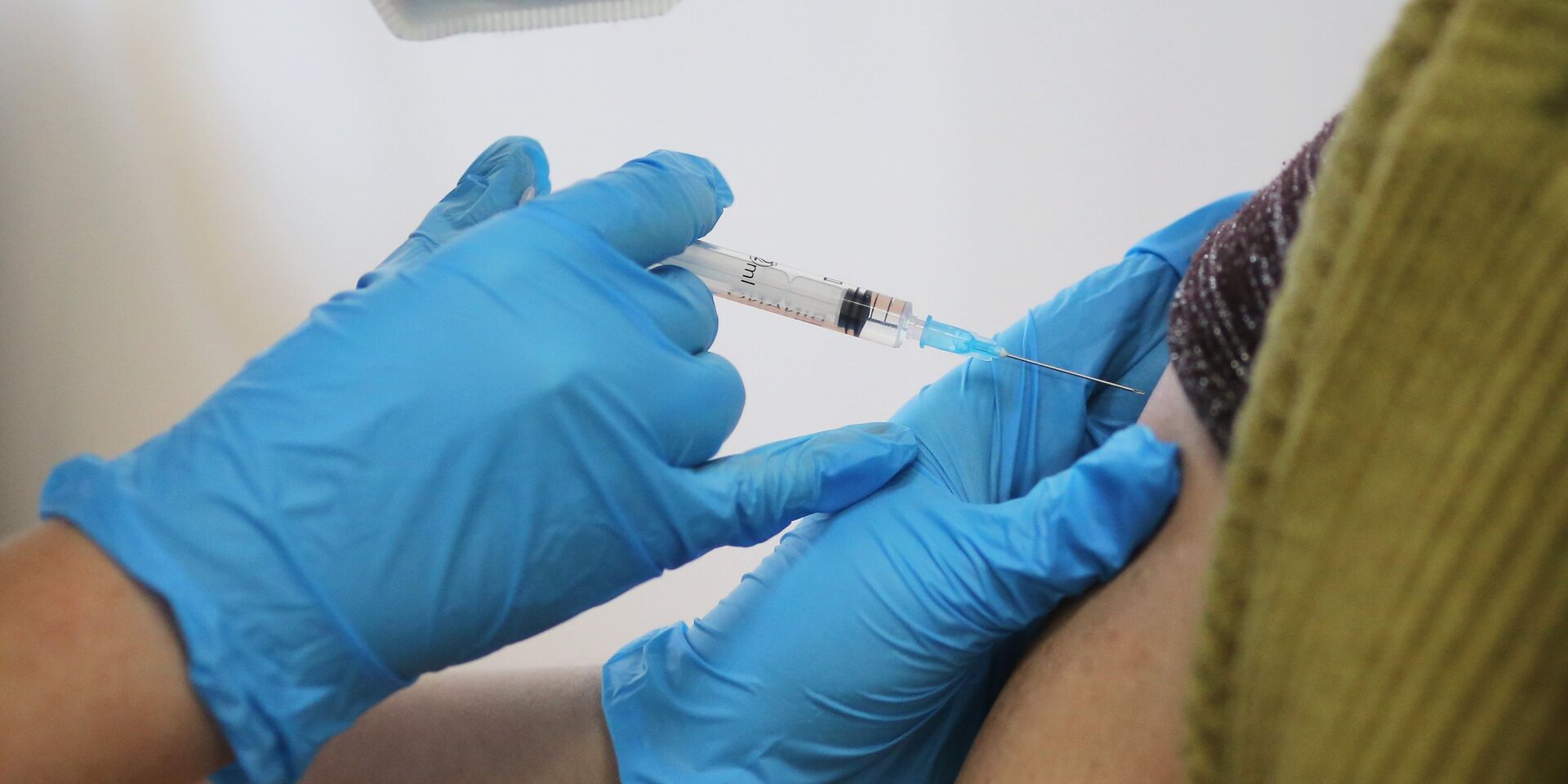 Медсестра делает прививку пациенту от коронавируса вакциной «Спутник-V» («Гам-КОВИД-Вак») в районной больнице в Волгограде - ИноСМИ, 1920, 21.02.2021