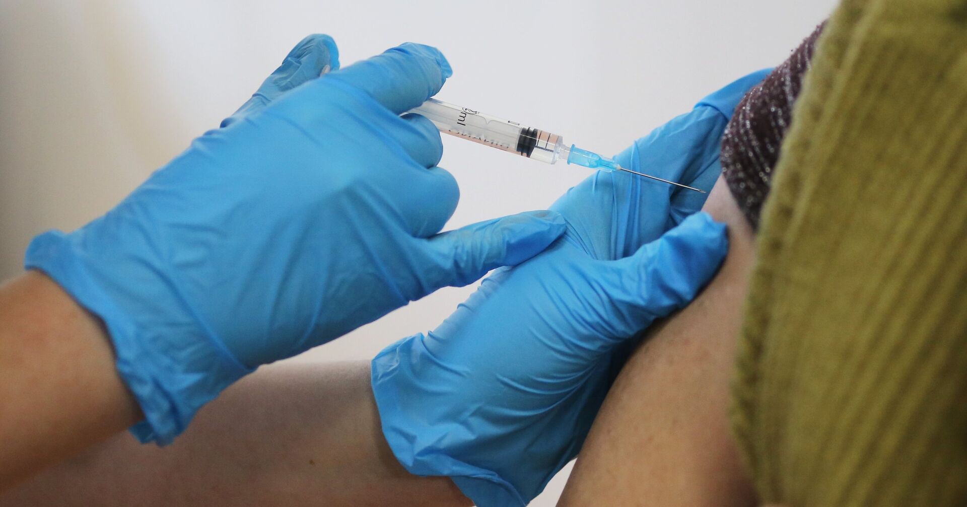 Медсестра делает прививку пациенту от коронавируса вакциной «Спутник-V» («Гам-КОВИД-Вак») в районной больнице в Волгограде - ИноСМИ, 1920, 10.02.2021