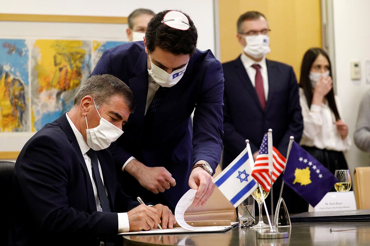 Министр иностранных дел Израиля Габи Ашкенази подписывает соглашение об установлении дипломатических отношений между Израилем и Косово