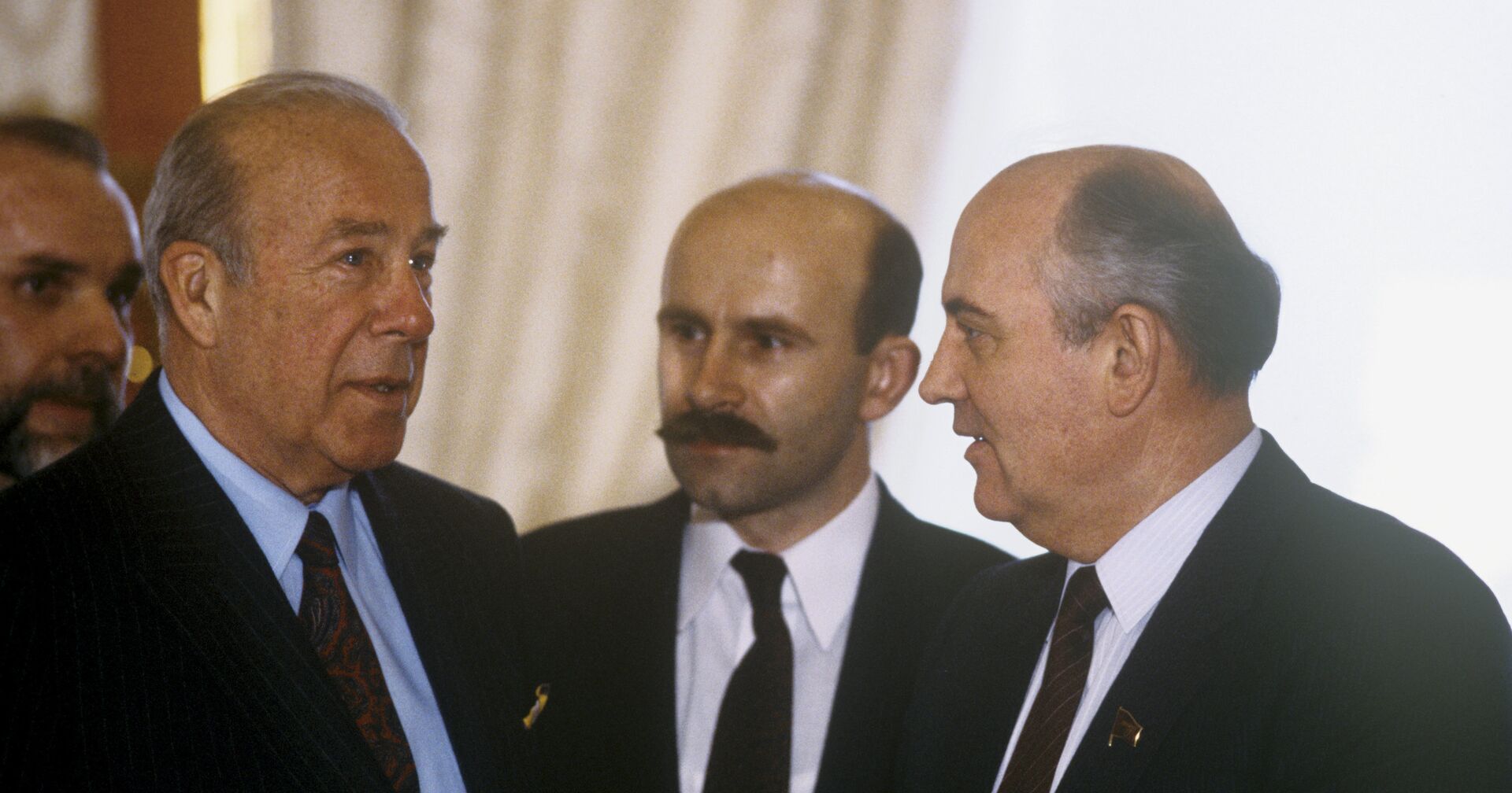 Генеральный секретарь ЦК КПСС Михаил Горбачев и Джордж Шульц перед началом беседы в Кремле - ИноСМИ, 1920, 08.02.2021