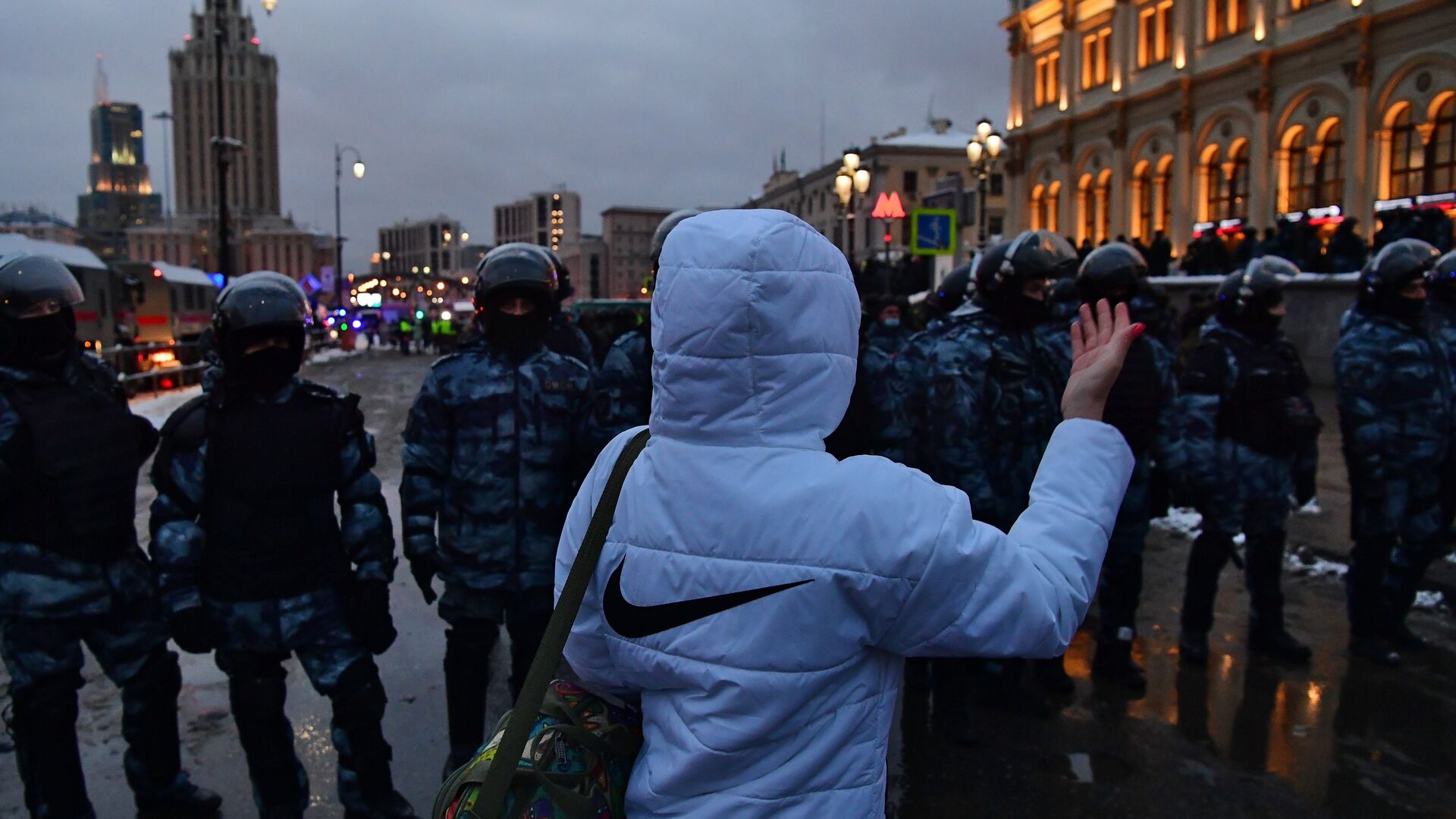 На Комсомольской площади во время несанкционированной акции сторонников Алексея Навального в Москве - ИноСМИ, 1920, 02.11.2022