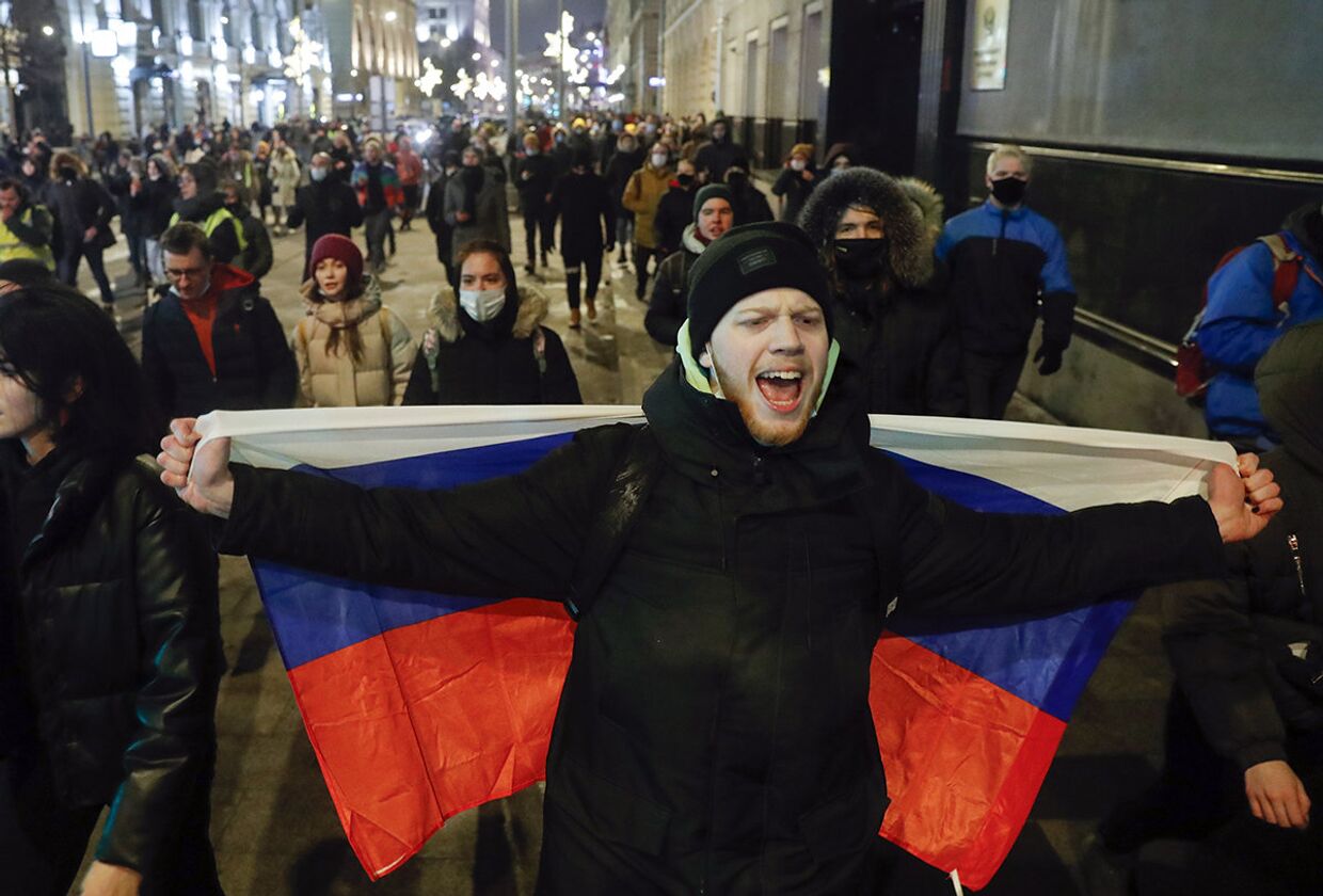 Участники несанкционированной акции сторонников Алексея Навального в Москве