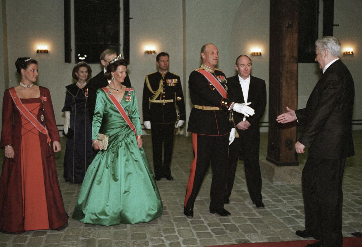 Король Норвегии Харальд V приветствует президента РФ Бориса Ельцина во время официального обеда в честь Б. Ельцина и его супруги