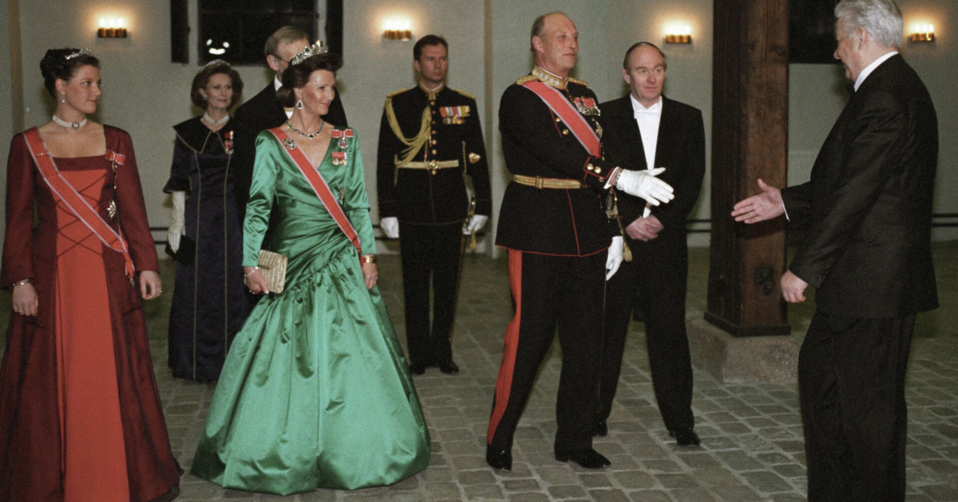 Король Норвегии Харальд V приветствует президента РФ Бориса Ельцина во время официального обеда в честь Б. Ельцина и его супруги - ИноСМИ, 1920, 09.02.2021