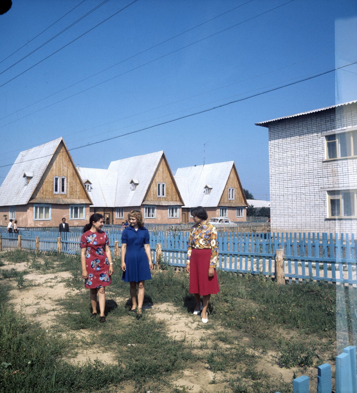 На улице экспериментального поселка колхоза «За коммунизм» (Волжский район). В поселке построены благоустроенные жилые дома, магазины, финские бани, гаражи для персональных машин