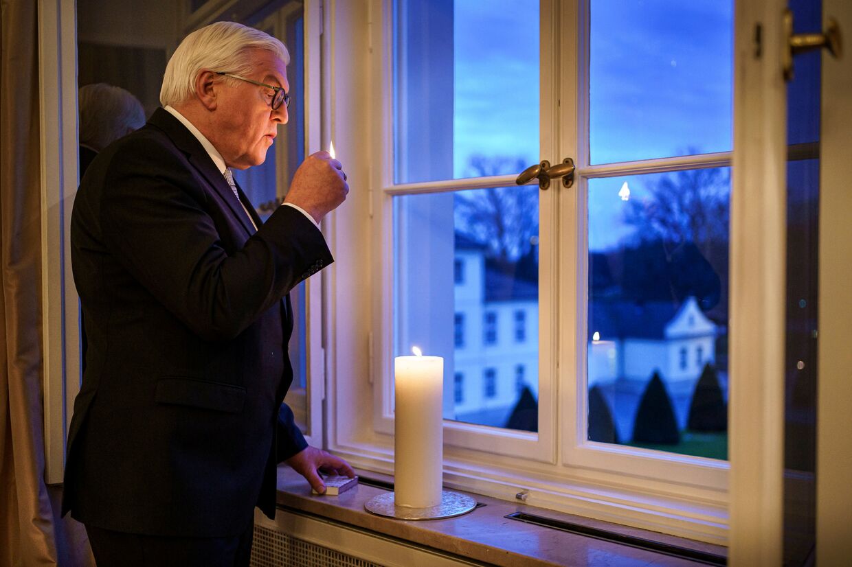 Федеральный президент ФРГ Франк-Вальтер Штайнмайер зажигает свечу в память о жертвах пандемии коронавируса