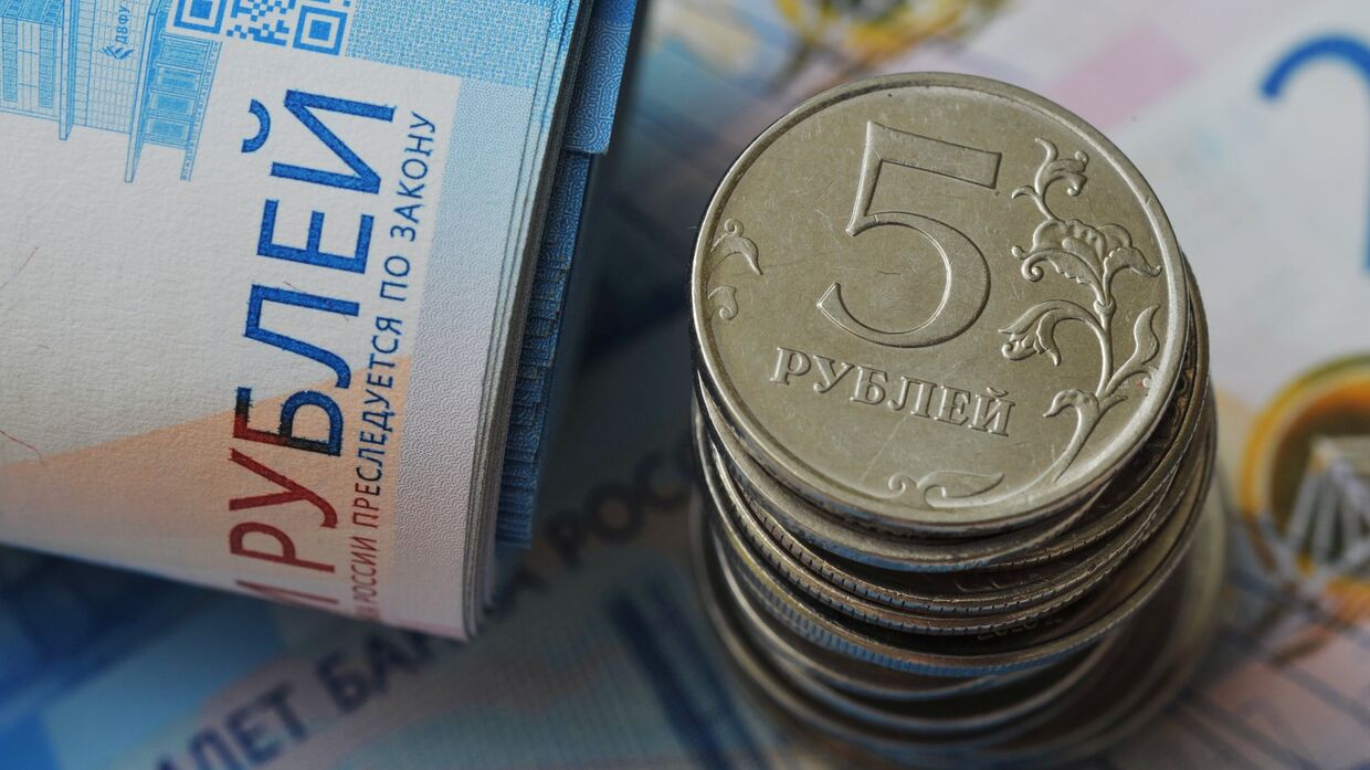 Банкноты номиналом 2000 рублей и монеты номиналом 5 рублей